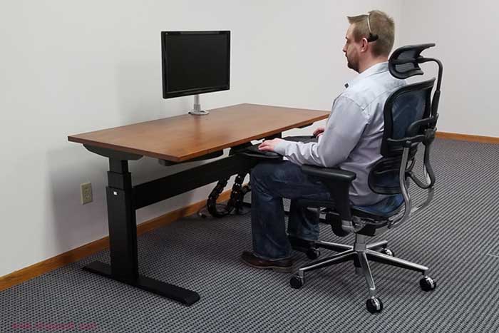 روش صحیح نشستن پشت میز کامپیوتر-کشوی کیبورد