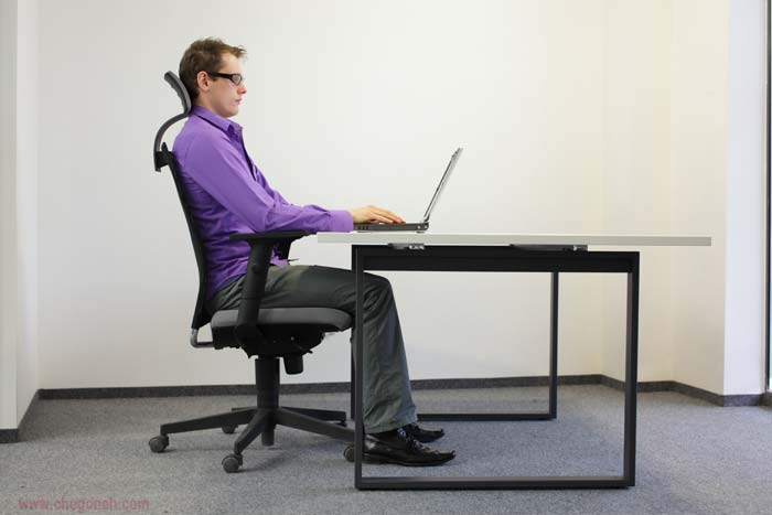 روش صحیح نشستن پشت میز کامپیوتر-موقعیت مانیتور